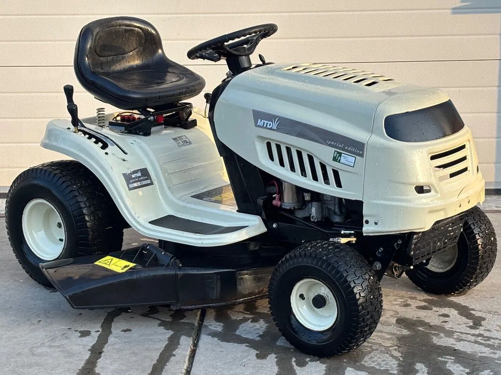 MTD Gebruikte zitmaaier 96cm special White edition