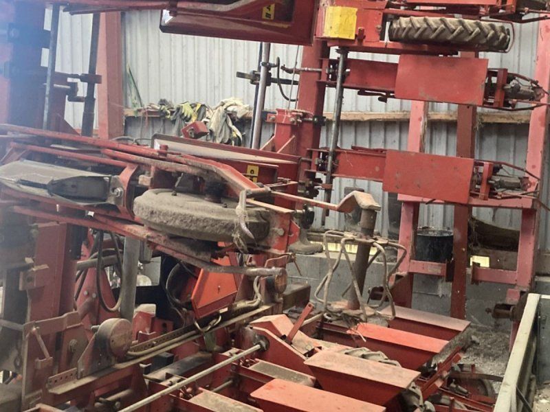 Becker 12 rækket såmaskine med udstyr til flydende gødning. Fronttank m