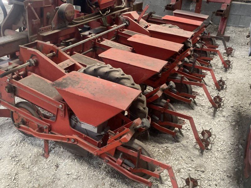 Becker 12 rækket såmaskine med udstyr til flydende gødning. Fronttank m