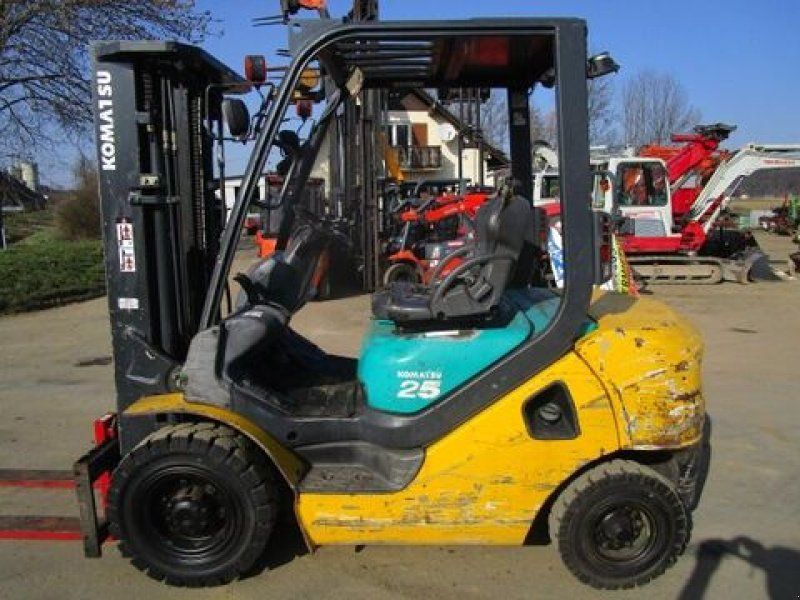 Komatsu FD25T Tripl-Freihub 4,70m + Seitenschieber