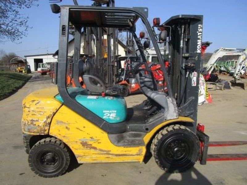 Komatsu FD25T Tripl-Freihub 4,70m + Seitenschieber