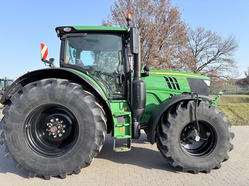John Deere 6215R
