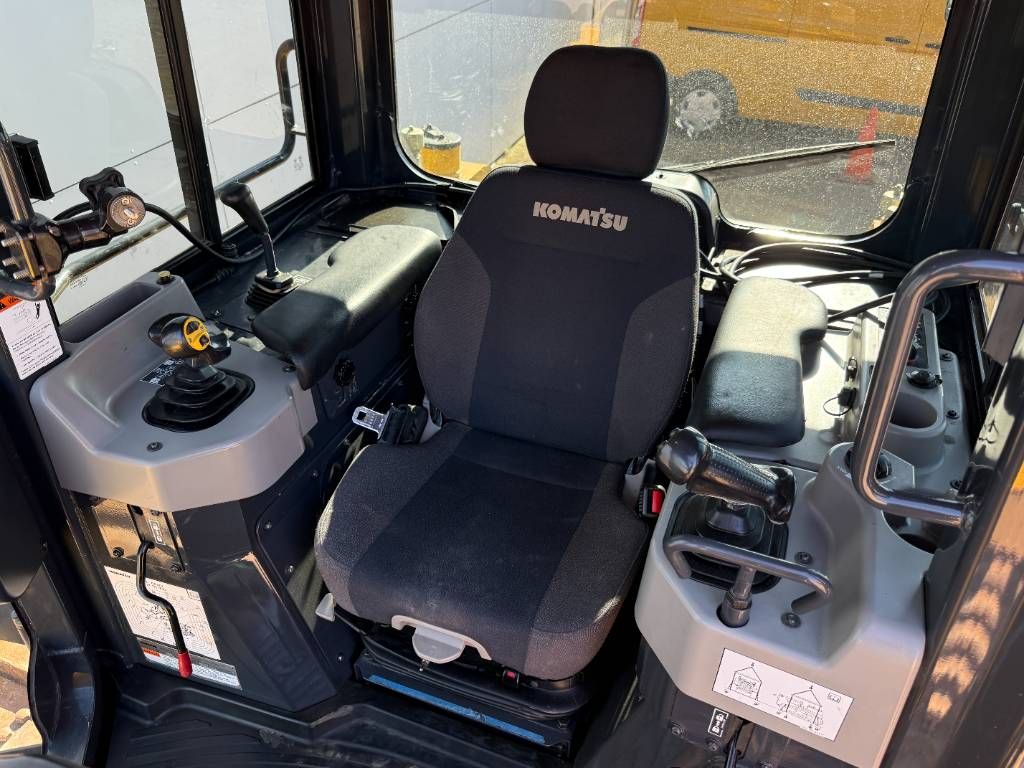 Komatsu D61PX-24 - 6-Way Blade / Ripper Valve