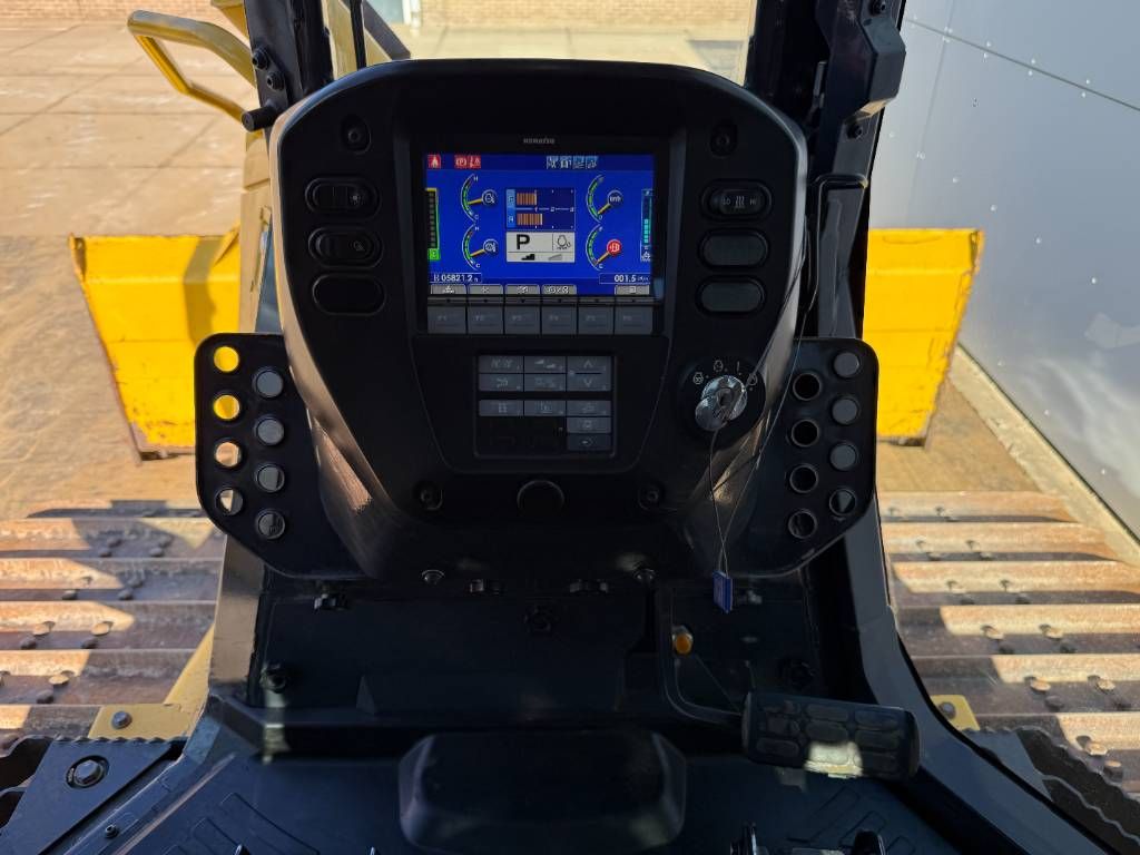 Komatsu D61PX-24 - 6-Way Blade / Ripper Valve