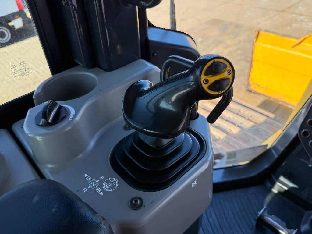 Komatsu D61PX-24 - 6-Way Blade / Ripper Valve