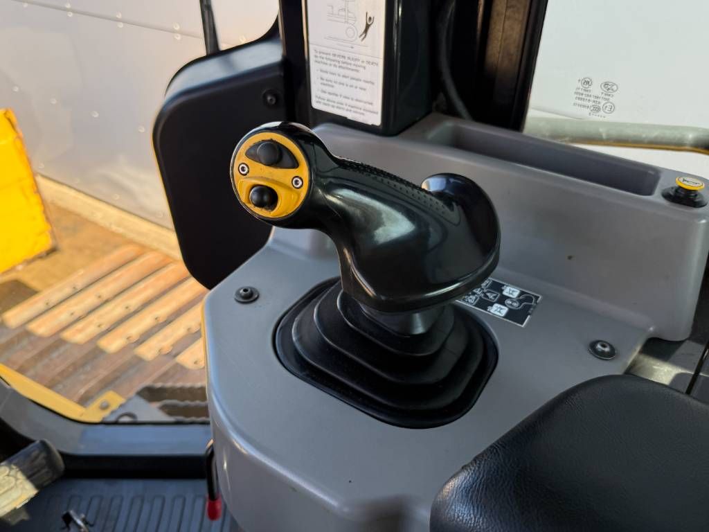 Komatsu D61PX-24 - 6-Way Blade / Ripper Valve