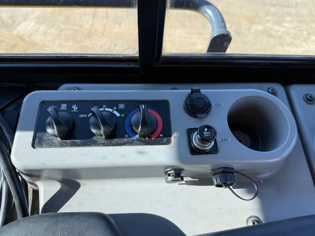 Komatsu D61PX-24 - 6-Way Blade / Ripper Valve