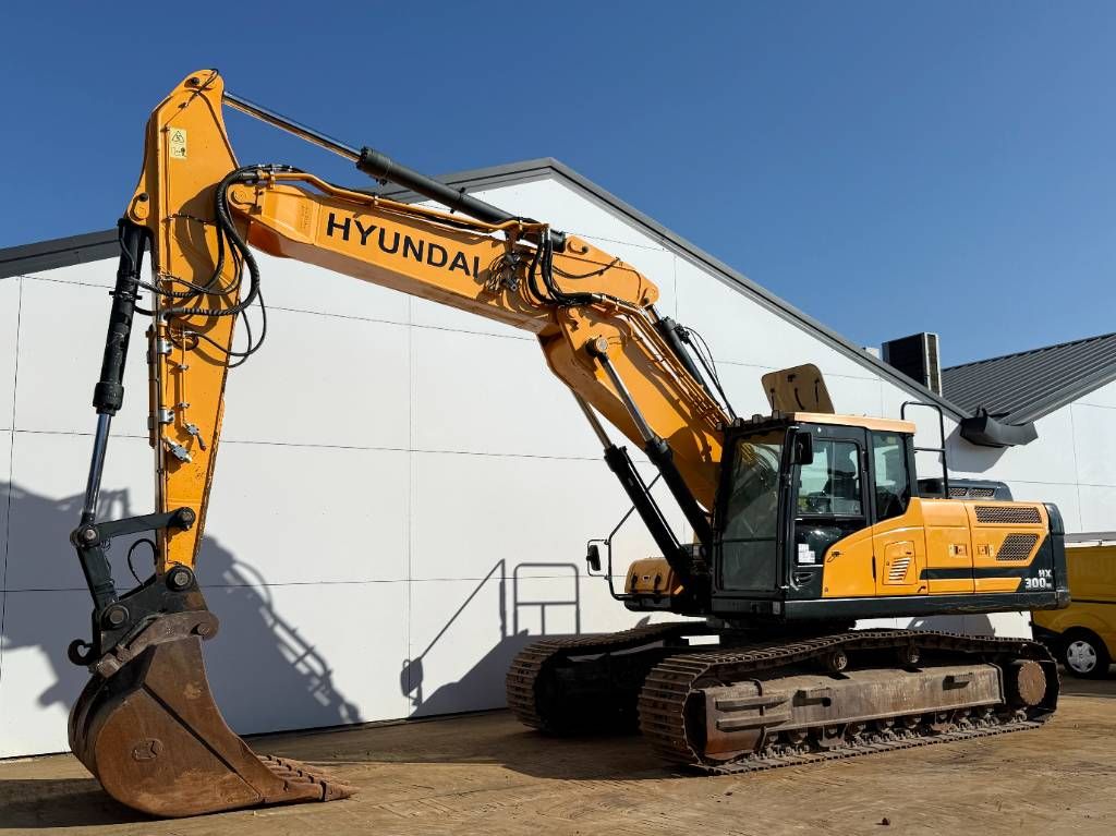 Hyundai HX300NL - Triple Boom / Quick Coupler / Camera