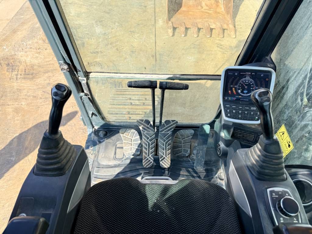 Hyundai HX300NL - Triple Boom / Quick Coupler / Camera