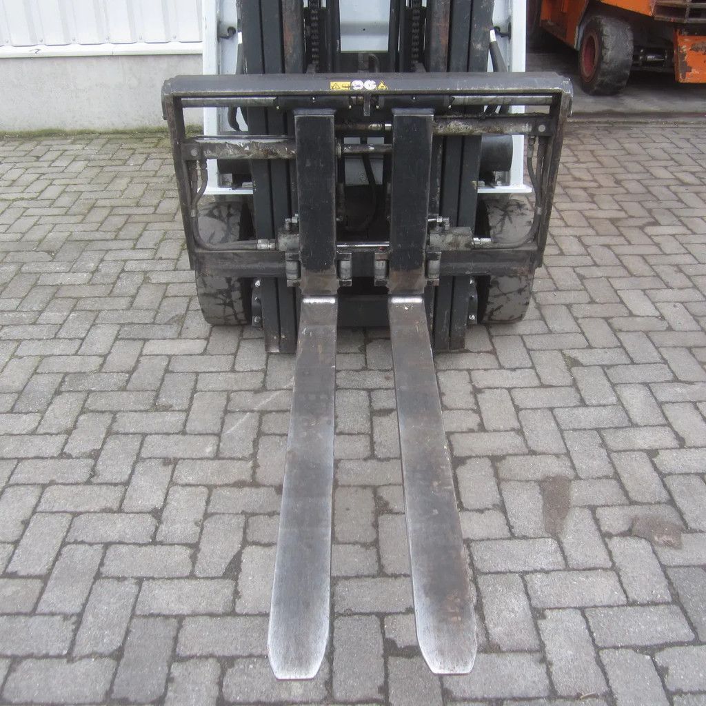 Nissan L16Q, elektrisch, triplex, side shift, vorkverstelling.