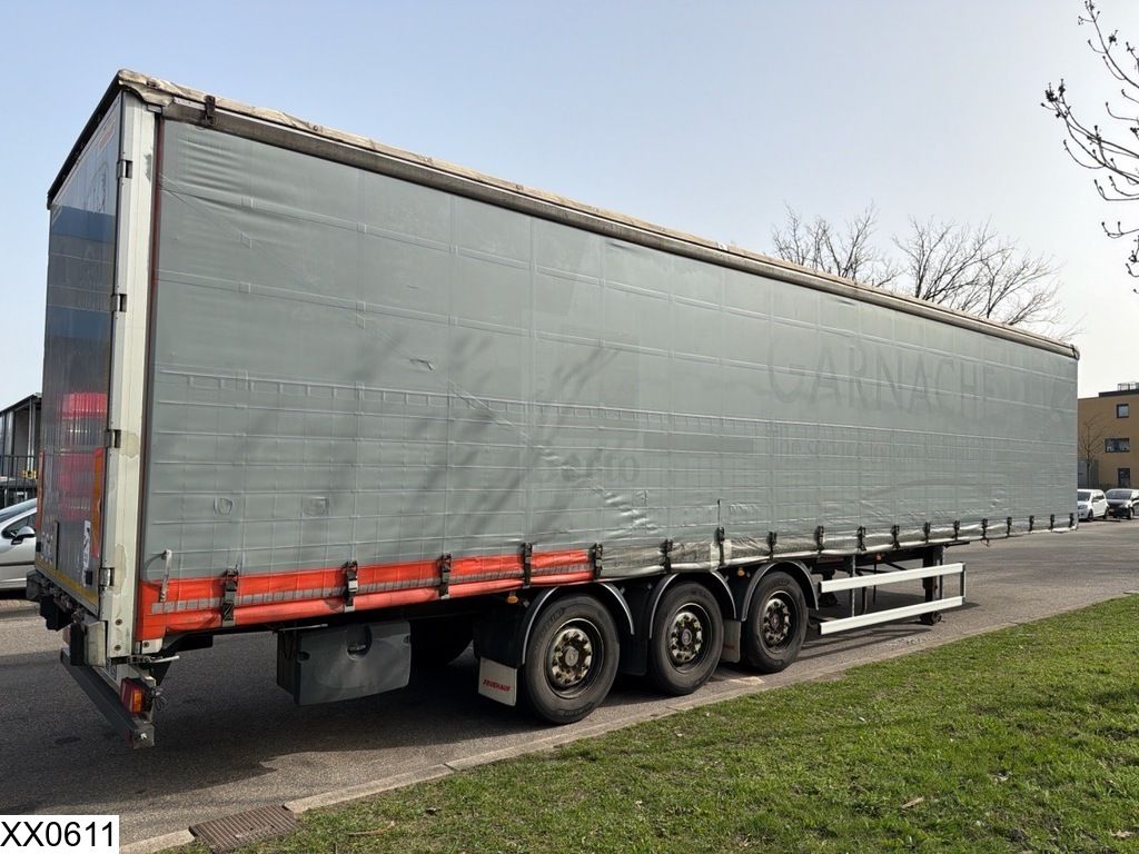 Fruehauf Tautliner Lift axle