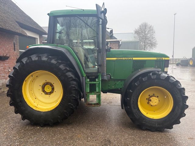 John deere 6810