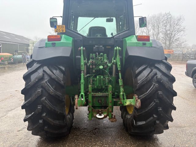 John deere 6810