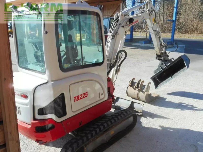 Takeuchi tb 225 ( 2.400kg ) mit hydr. verstellfahrwerk