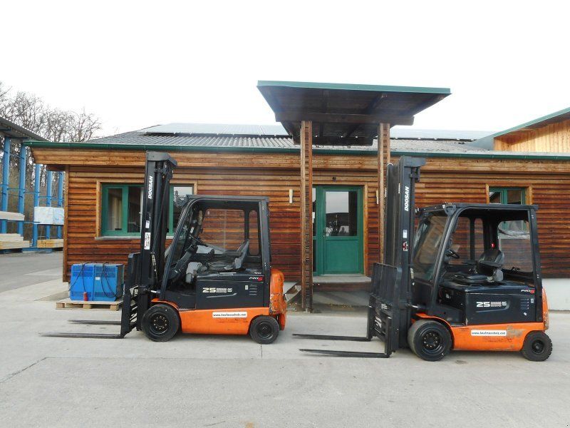 Doosan B25X-5 mit SS + SS + LS + Kabine + 80V Ladegrät