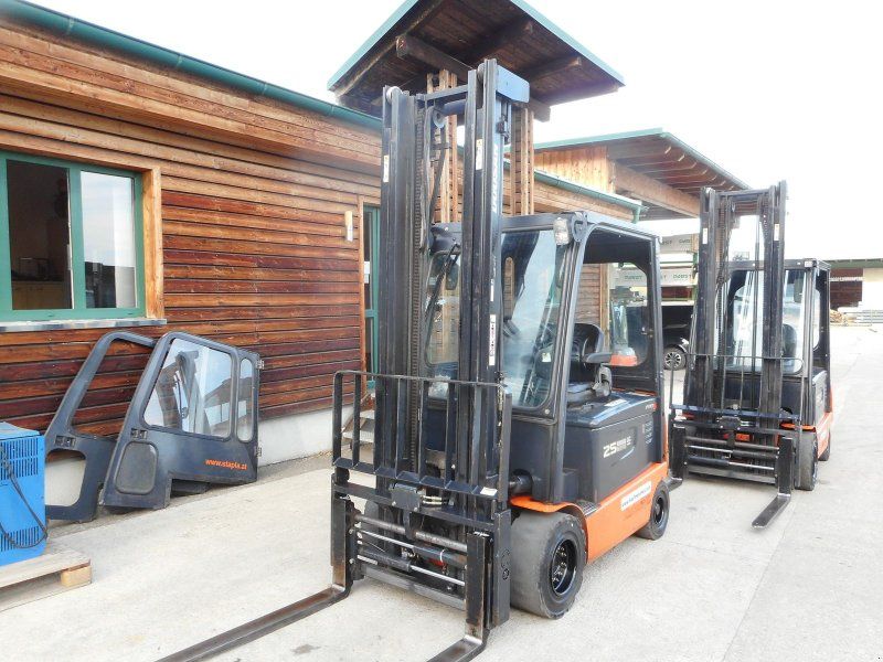 Doosan B25X-5 mit SS + SS + LS + Kabine + 80V Ladegrät