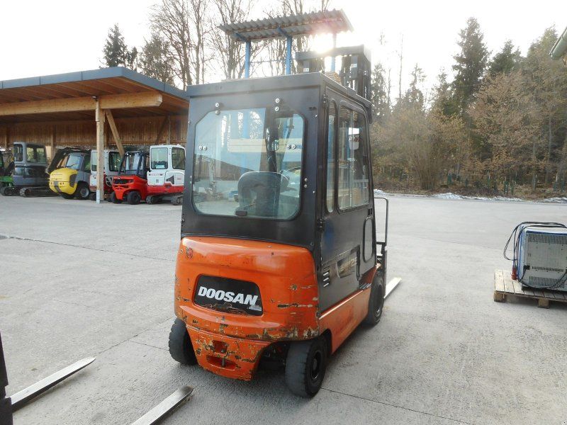 Doosan B25X-5 mit SS + SS + LS + Kabine + 80V Ladegrät