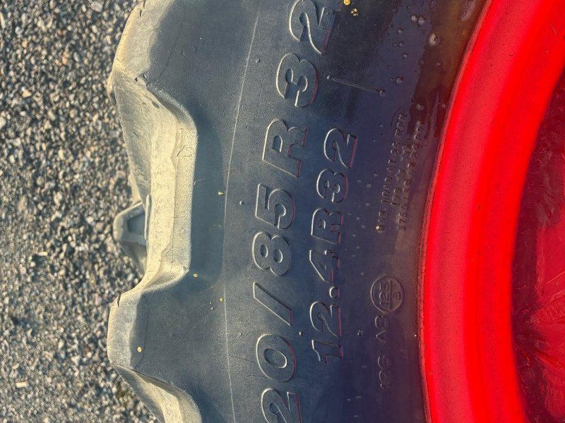 Kleber 320/85R32 und 300/95R46