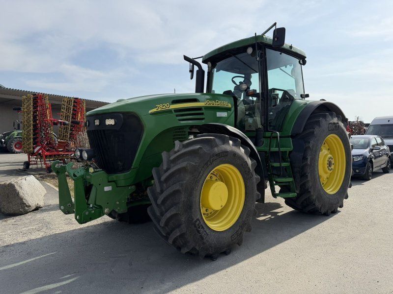 John Deere 7820