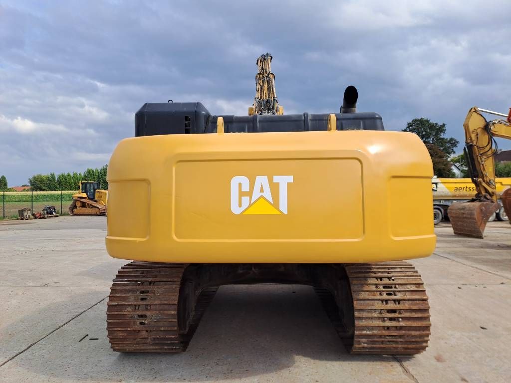 CAT 330DL UHD (21m UHD + standard boom)