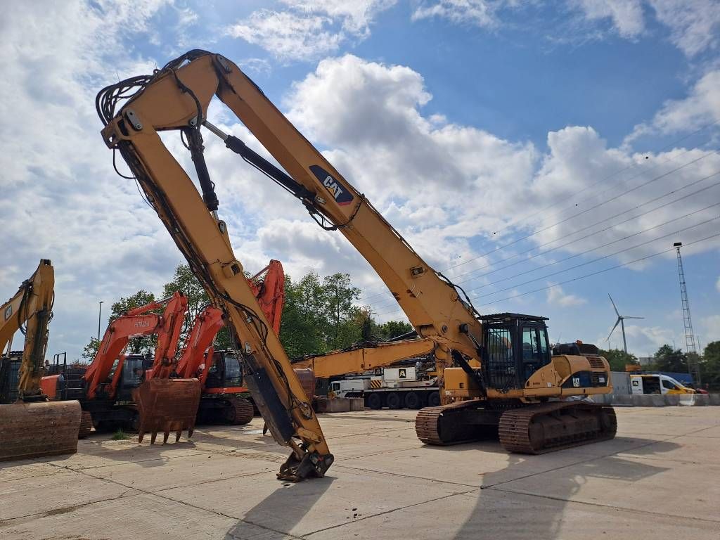 CAT 330DL UHD (21m UHD + standard boom)