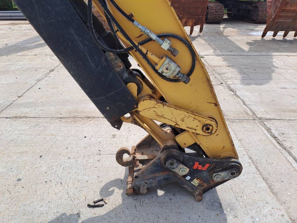 CAT 330DL UHD (21m UHD + standard boom)