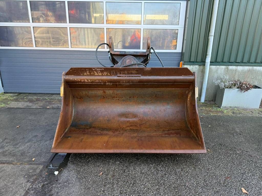 4 Different tiltbucket / kantelbak / Schwenklöffel