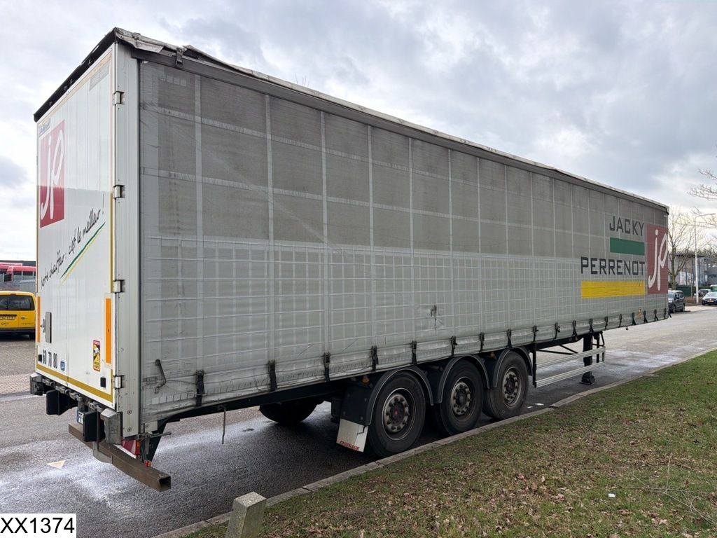 Fruehauf Tautliner Elevator