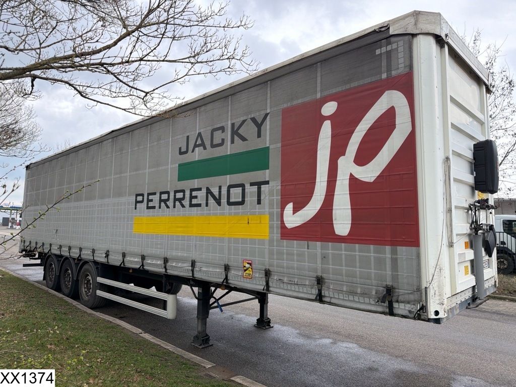 Fruehauf Tautliner Elevator