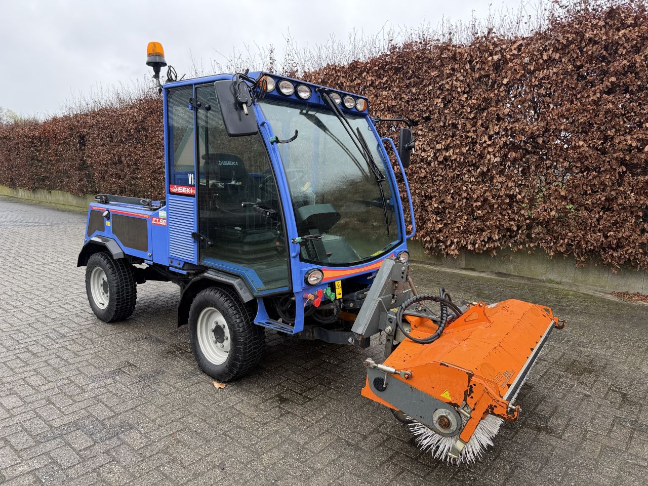 Iseki ICT50 werktuigdrager met bezem !