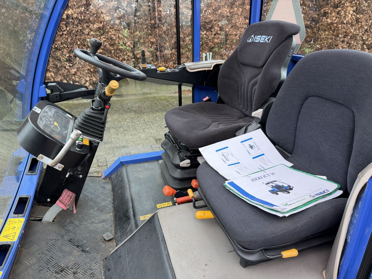 Iseki ICT50 werktuigdrager met bezem !