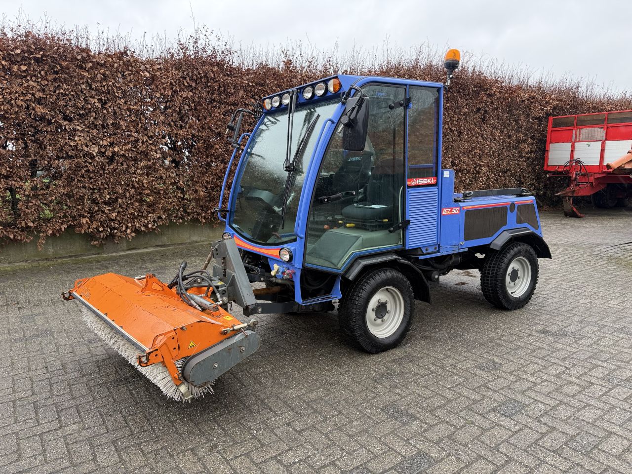 Iseki ICT50 werktuigdrager met bezem !