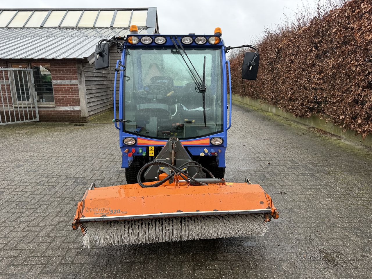 Iseki ICT50 werktuigdrager met bezem !