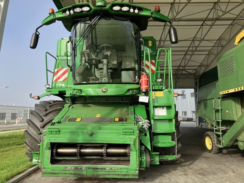 John Deere T670