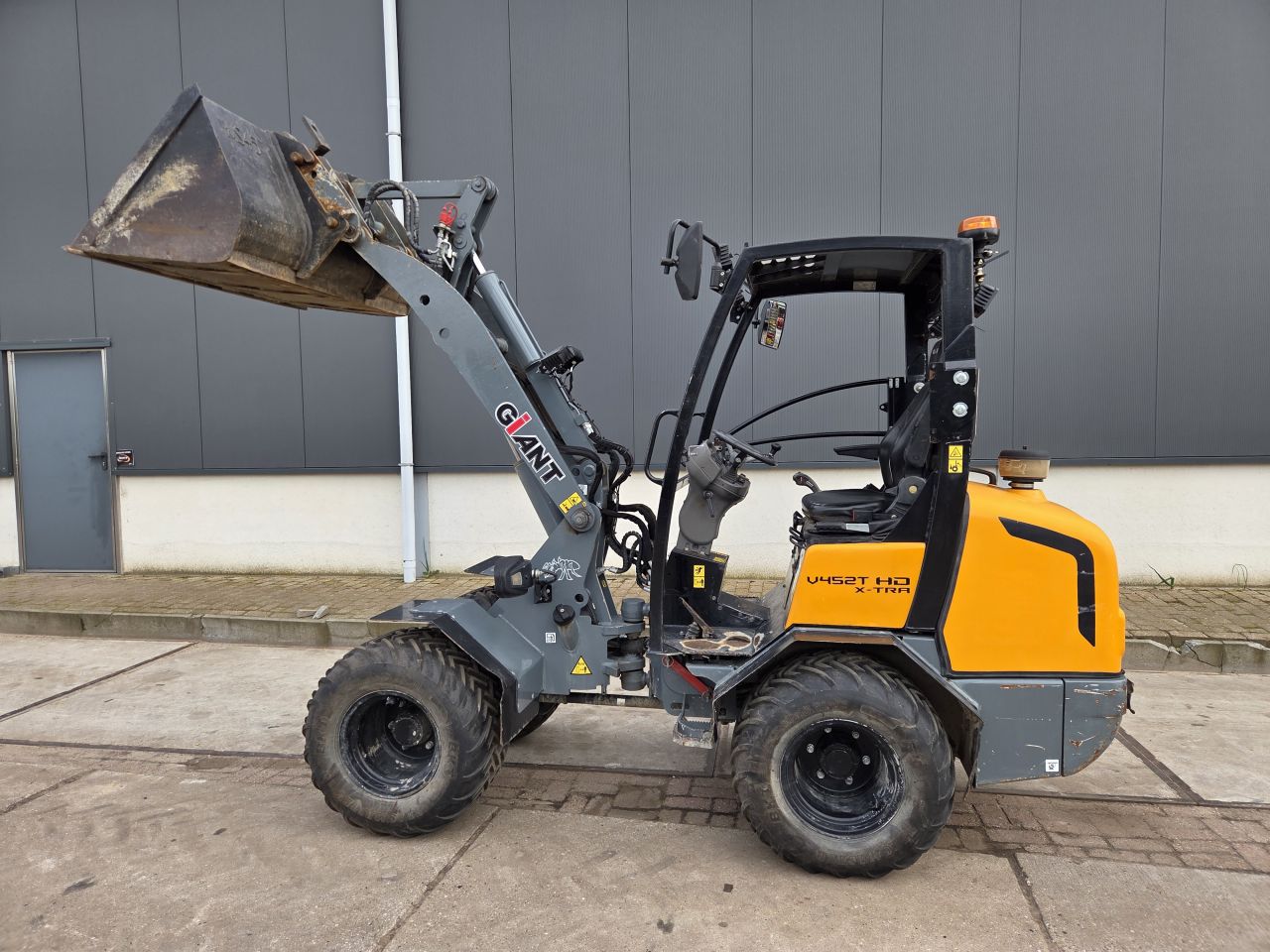 Giant V452T X-tra HD