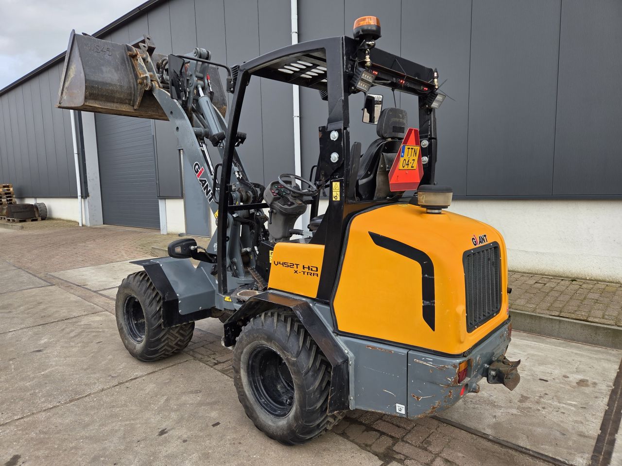 Giant V452T X-tra HD