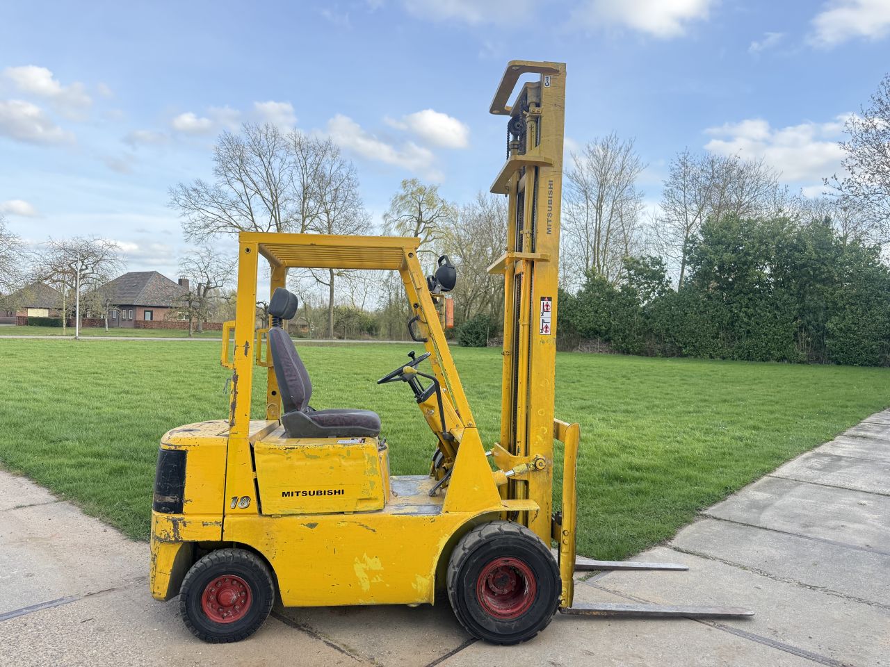 Mitsubishi 1800KG diesel heftruck 500cm semi ruw terrein