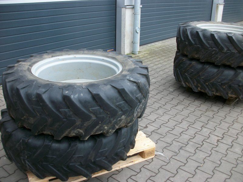 Michelin 13.6 R28 auf Felge