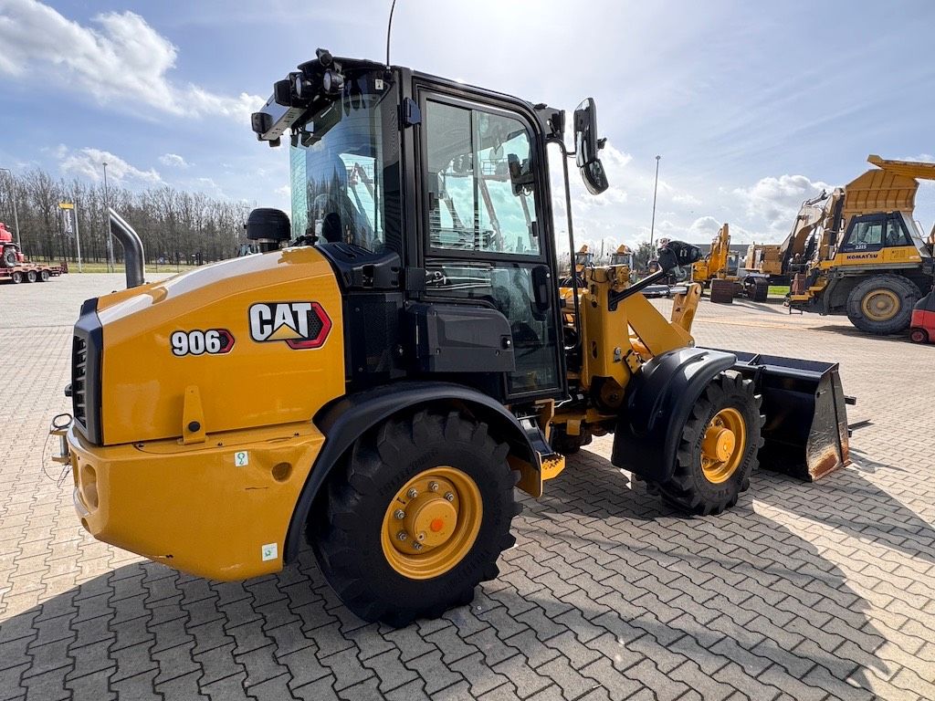 CAT 906 (40km/22mph and A/C)