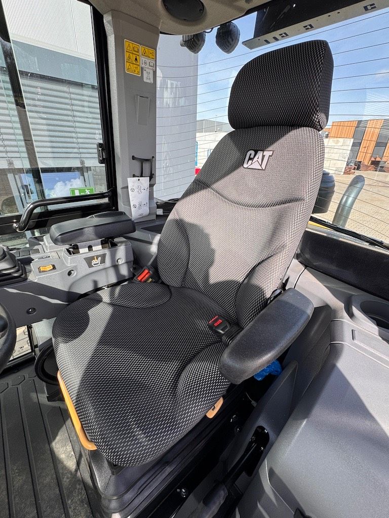 CAT 906 (40km/22mph and A/C)