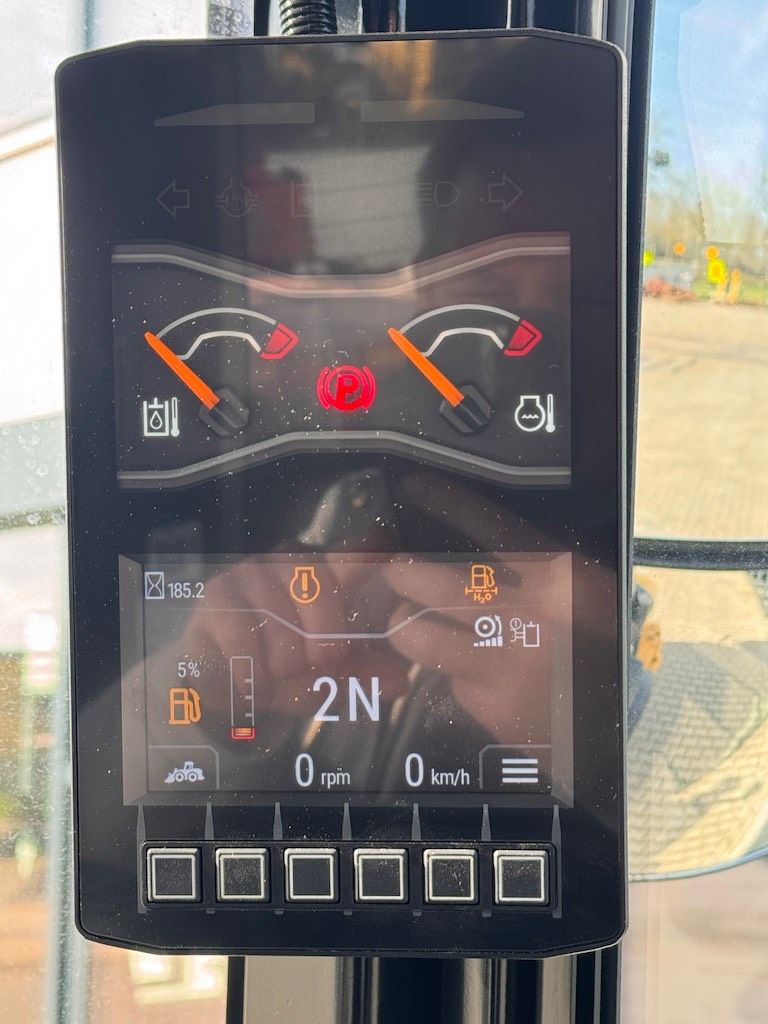 CAT 906 (40km/22mph and A/C)