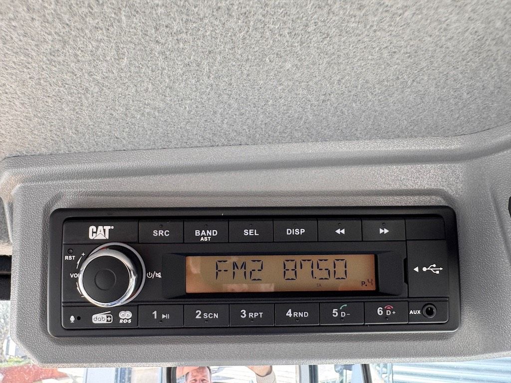 CAT 906 (40km/22mph and A/C)