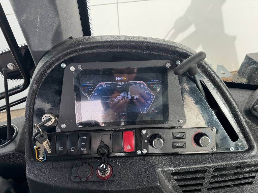 HexL 420x 4WD - UNUSED! Telescopic - 4/1 Bucket +