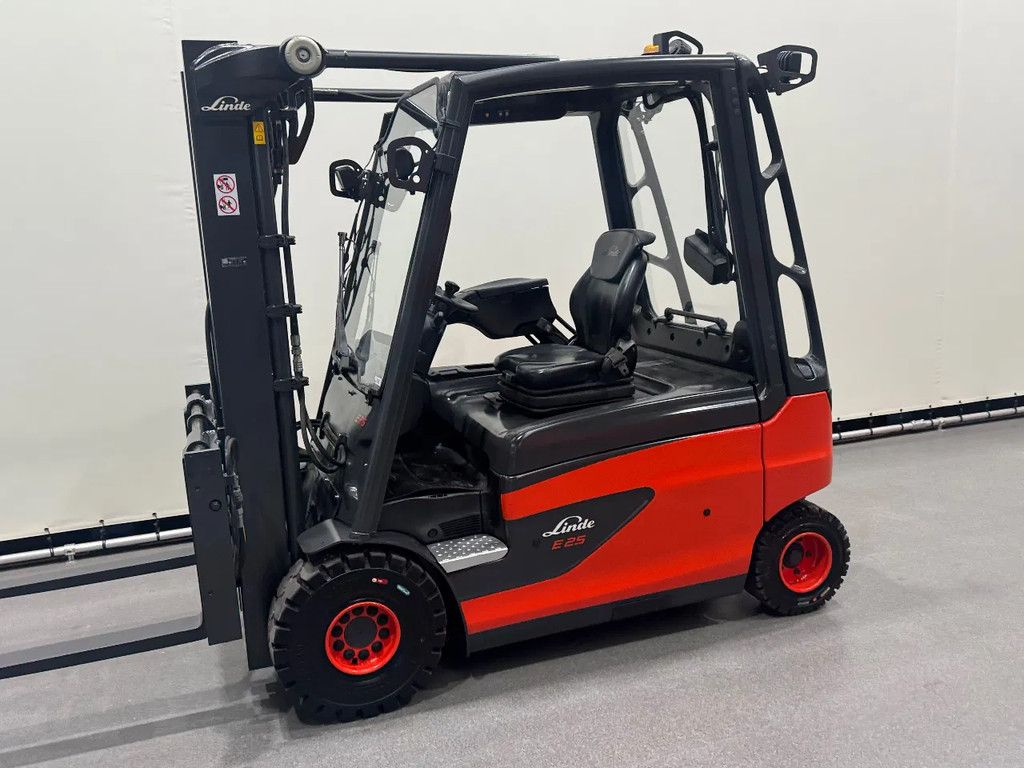 Linde 387 E 25 L-01. Inclusief nieuwe accu