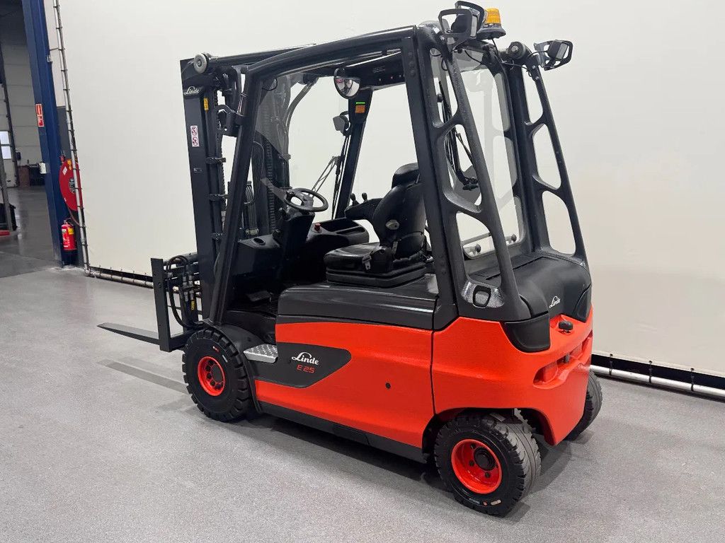 Linde 387 E 25 L-01. Inclusief nieuwe accu