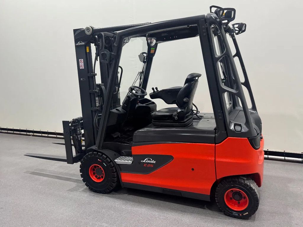 Linde 387 E 25 L-01. Inclusief nieuwe accu
