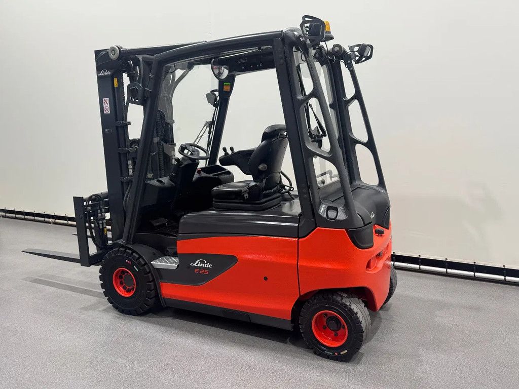 Linde 387 E 25 L-01. Inclusief nieuwe accu