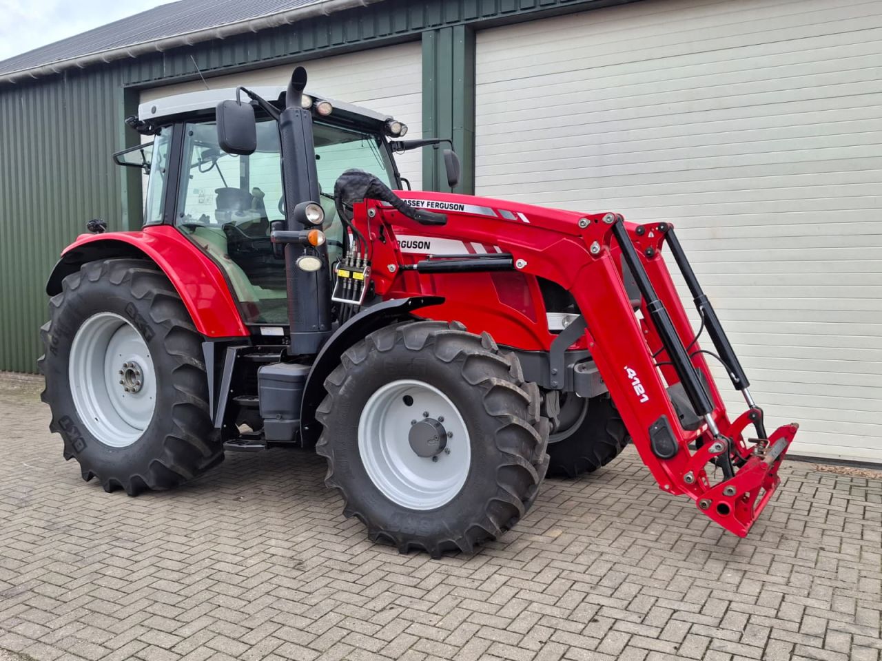Massey Ferguson 6714 S Dyna-6 Exclusive met frontlader