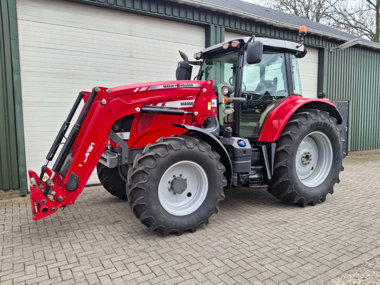 Massey Ferguson 6714 S Dyna-6 Exclusive met frontlader