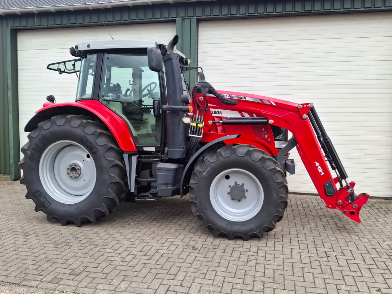 Massey Ferguson 6714 S Dyna-6 Exclusive met frontlader